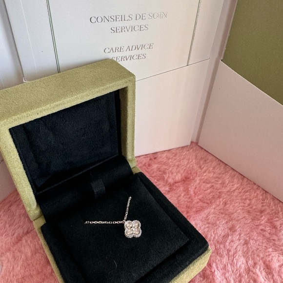 VAN CLEEF & ARPELS SWEET PAVE IN WHITE GOLD ๐ - Picture 8 of 11